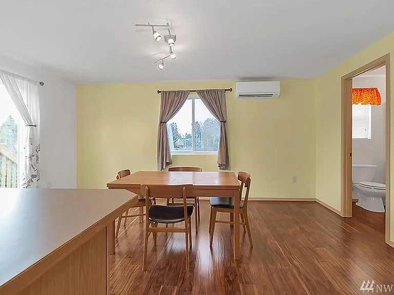 2409 Prospect Ave NE — Photo 10