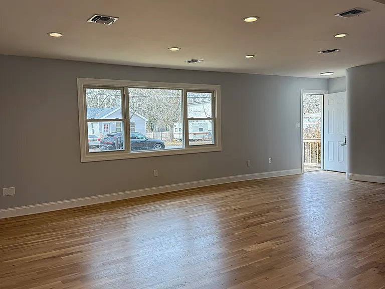 165 Lynbrook Dr — Photo 2
