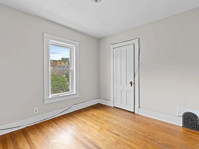 109 Center St — Photo 20