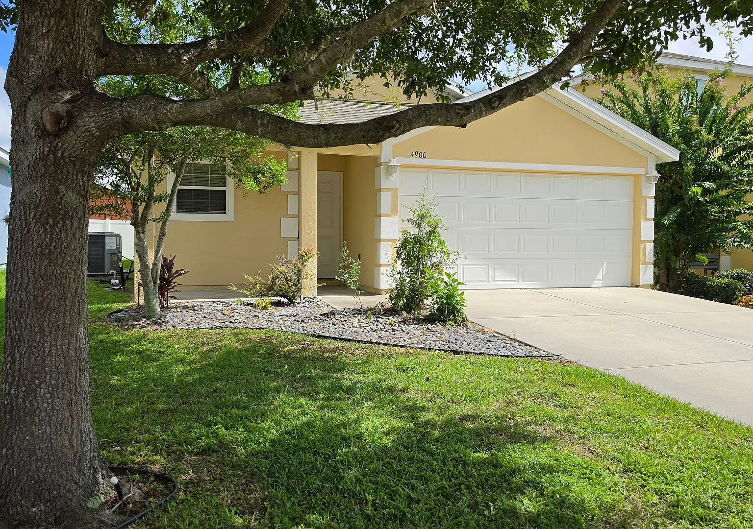 Charming 3-Bed, 2-Bath Home Near The Villages | Gated Community Living — Photo 2