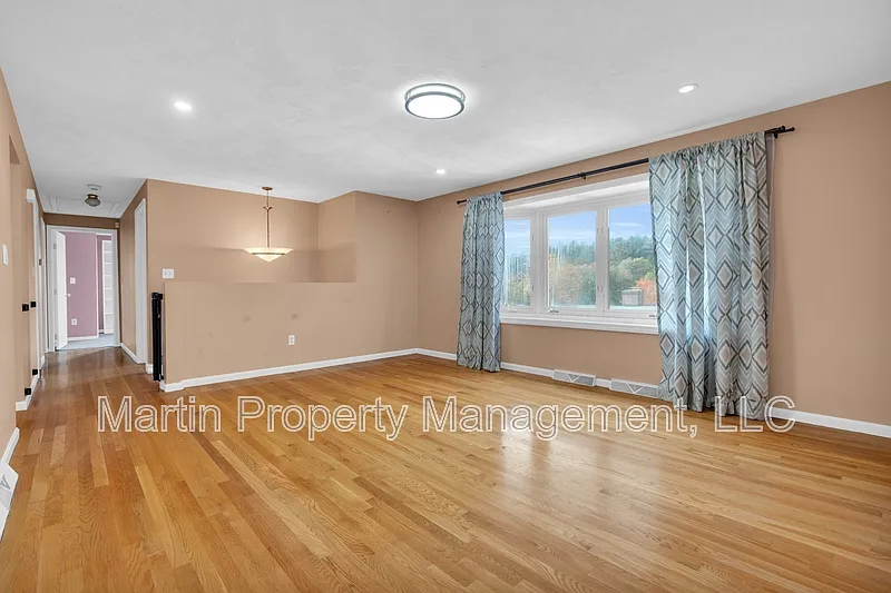 3 bed, 1.5 bath, 1118 sqft, $3,900 — Photo 2