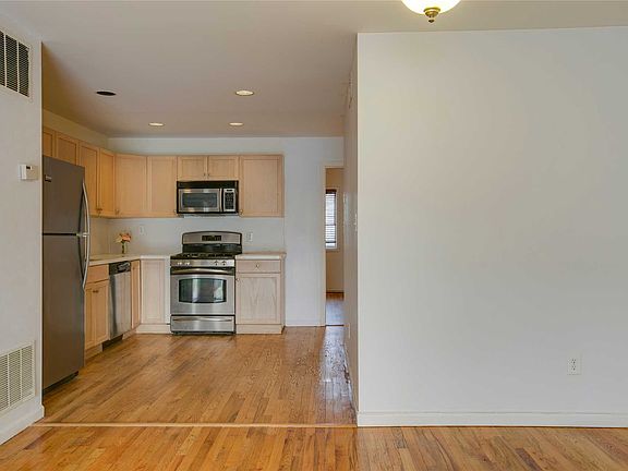 2nd image of 221 Broadway
