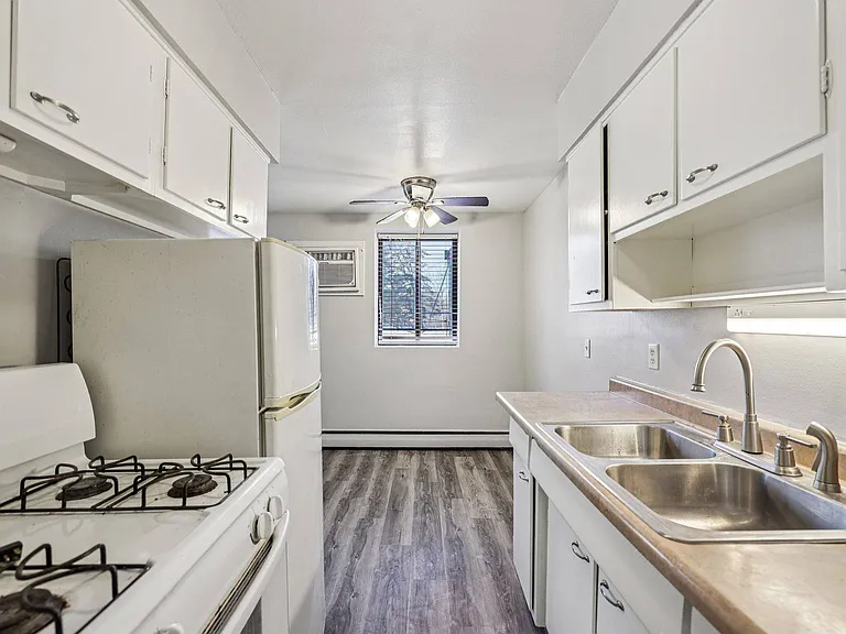 214 Place Apartments — Photo 37
