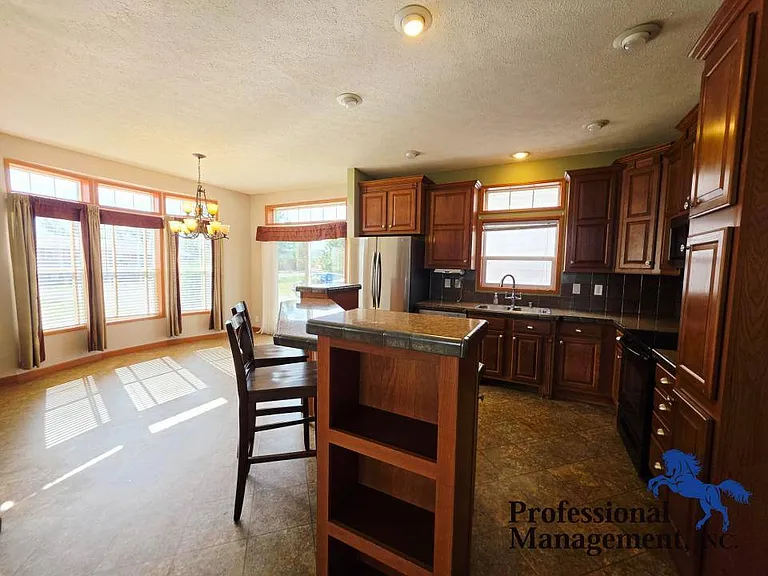 3914 Lasso Ln — Photo 3