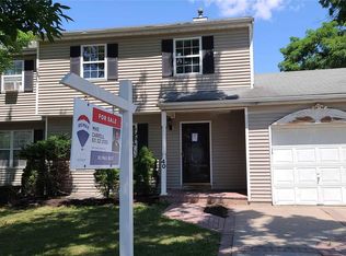 40 Elm St, Central Islip, NY 11722
