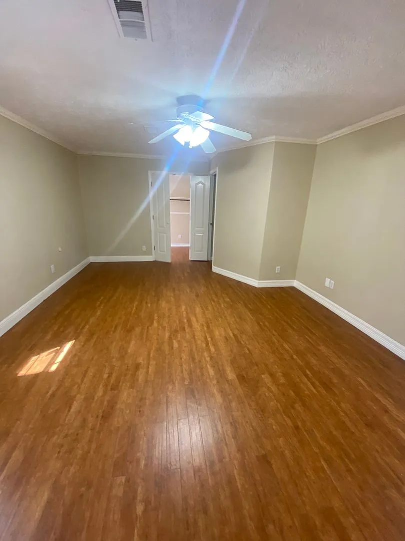 Spacious 4 Bed, 2 Bath Home — Photo 2