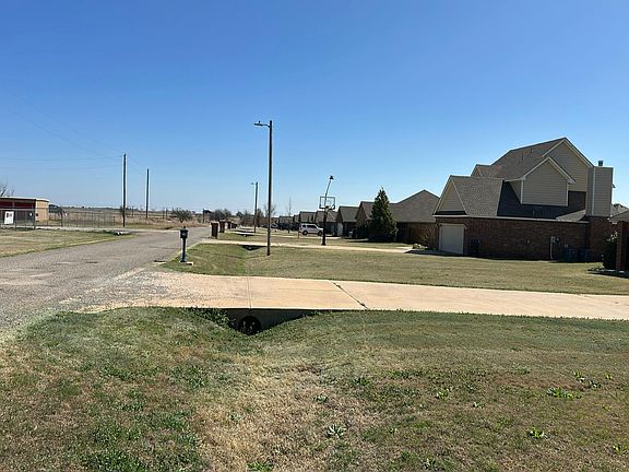4th image of 224 W Comanche Ave