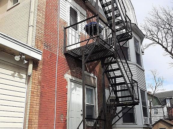 5th image of 109 E Stewart Ave