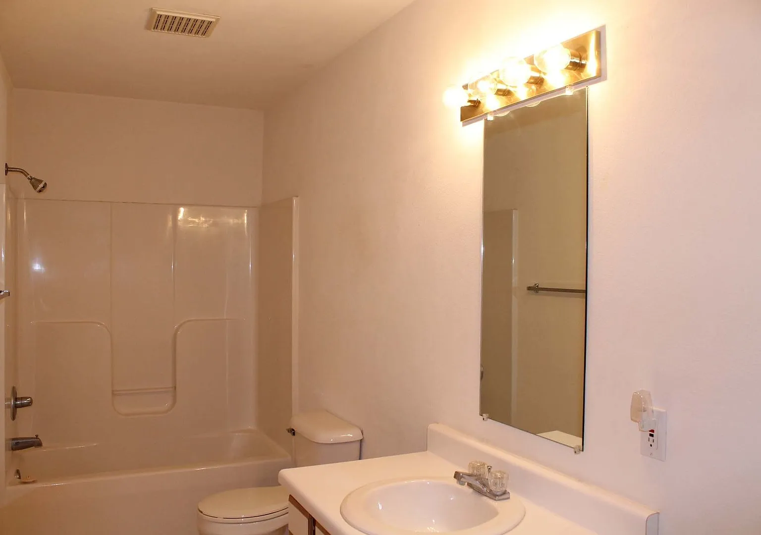 Charming Apartment with Private Entrance, Garage, In-Unit Laundry & Bonus Basement Space — Photo 3