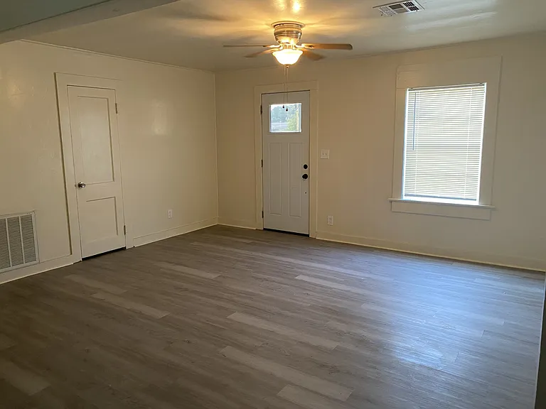 204 Longview Dr — Photo 3