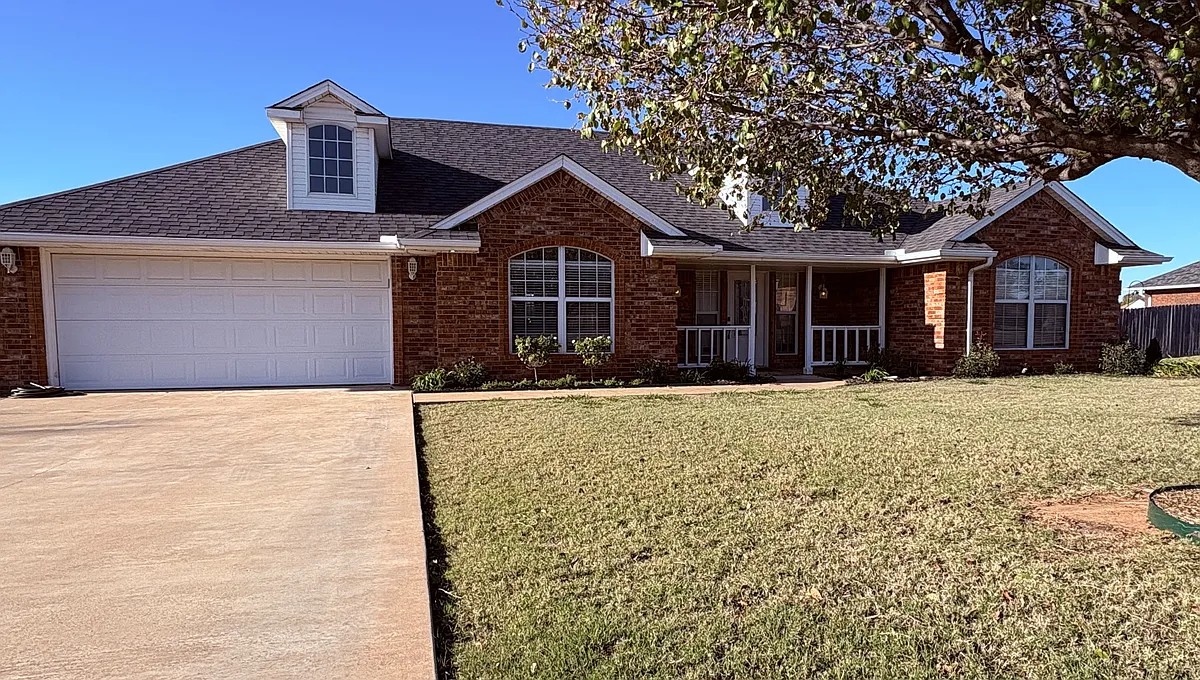 Front - 128 NW Valleybrook Dr