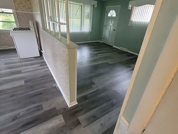 4th image of 1102 Hillwood Cir