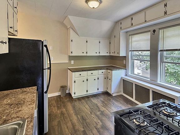 2nd image of 18 Concord Ave Floor 2