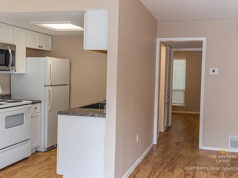 1616 W 6th St — Photo 9