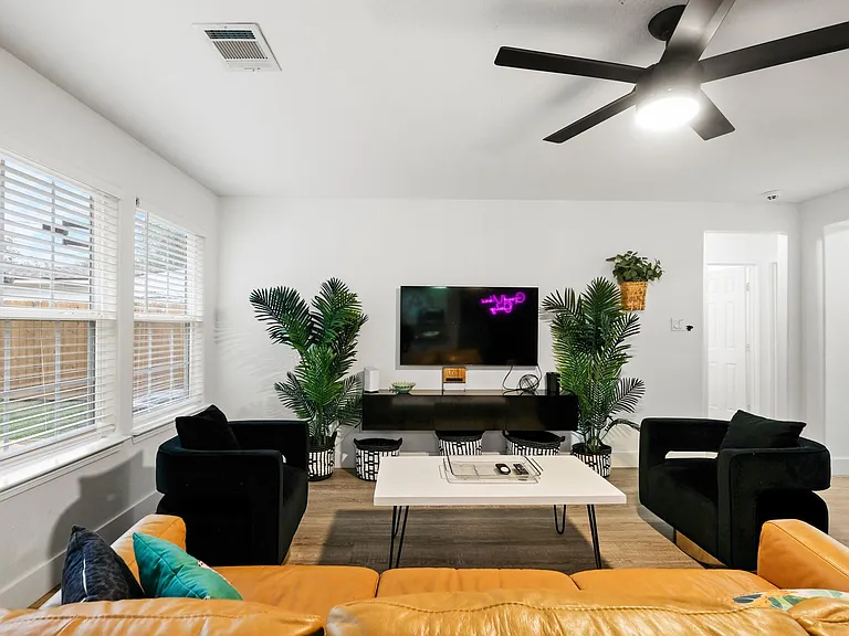 1504 W 43rd St — Photo 5