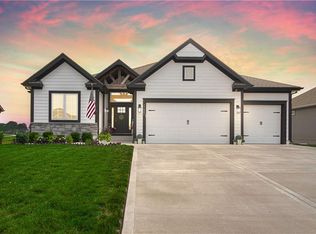 17807 Grey Hawke Rdg, Smithville, MO 64089
