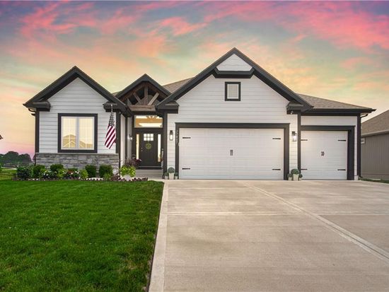17807 Grey Hawke Rdg, Smithville, MO 64089