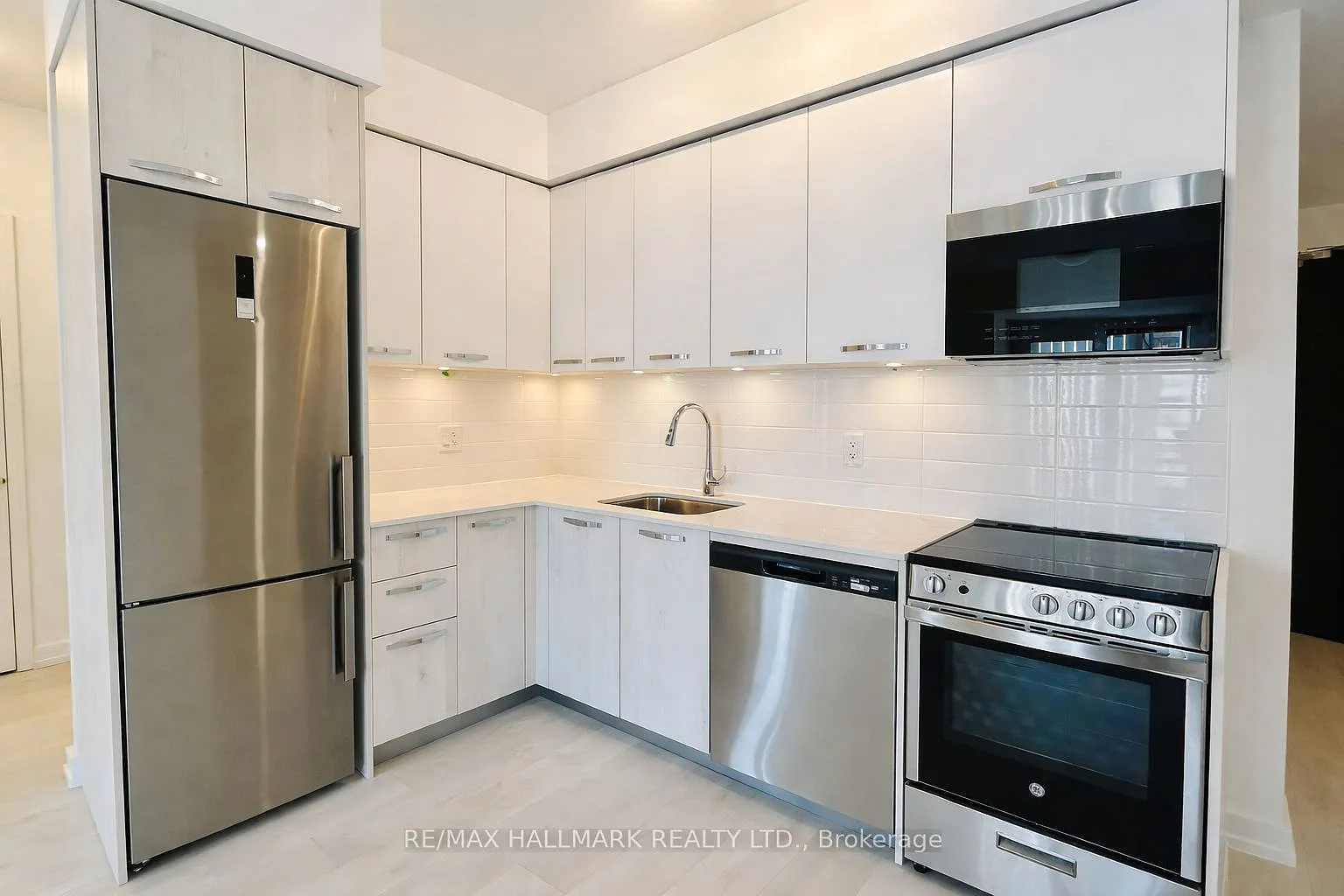 75 James Condos — Photo 2