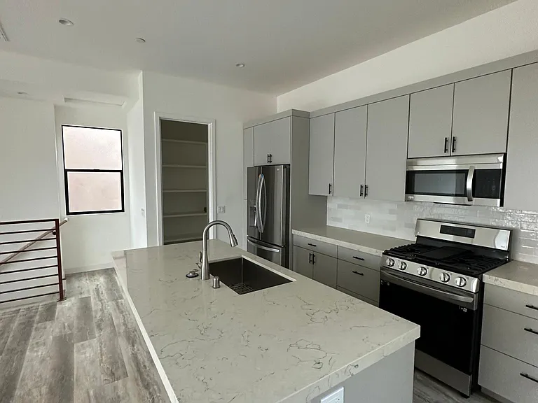 256 B Ave — Photo 2