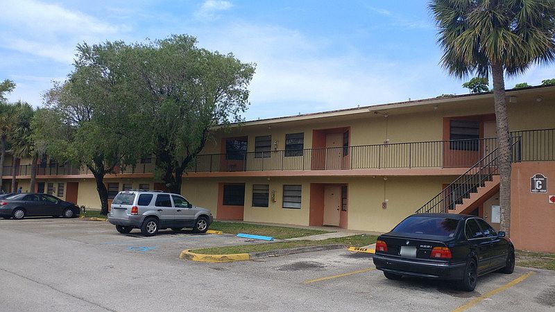 1st image of 4043 Lakeside Dr