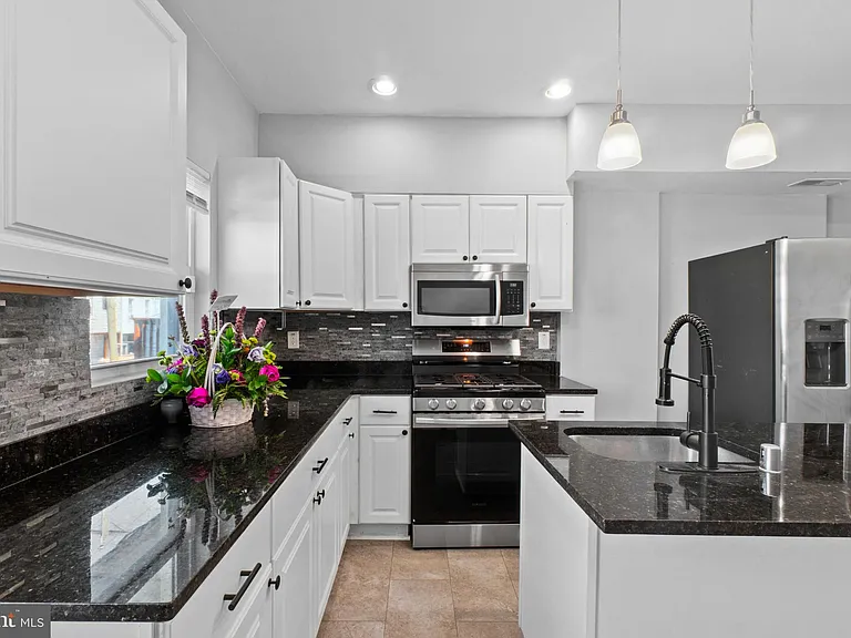 324 Oldham St — Photo 11