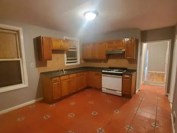3rd image of 114 Chadwick Ave #2A
