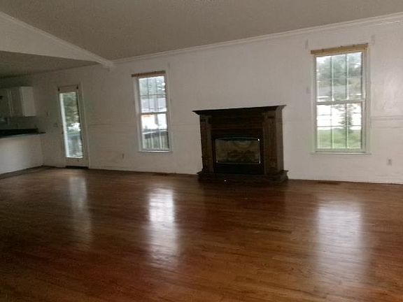 4th image of 204 1st St