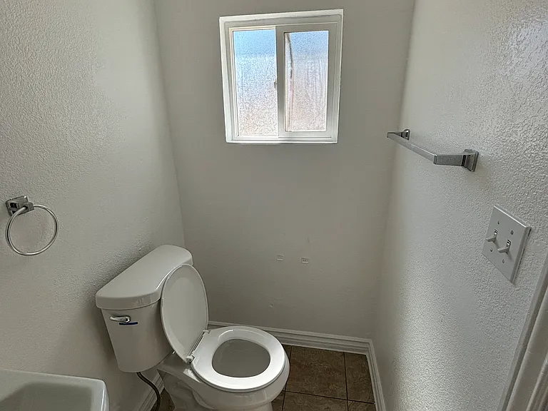 410 E 4th St #101 — Photo 11