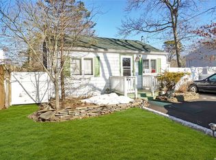 11 Hart Pl, Mastic, NY 11950