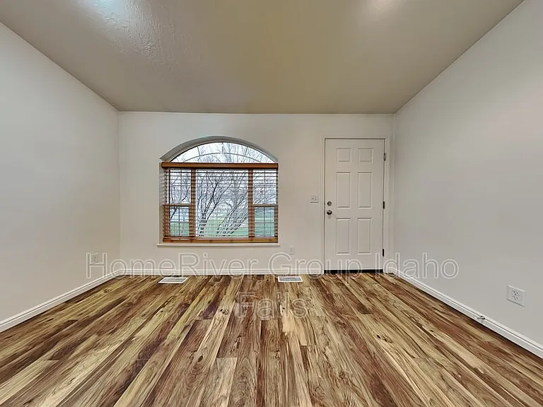 390 Bridger Dr — Photo 8