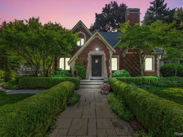 2611 Chelsea St, Trenton, MI 48183