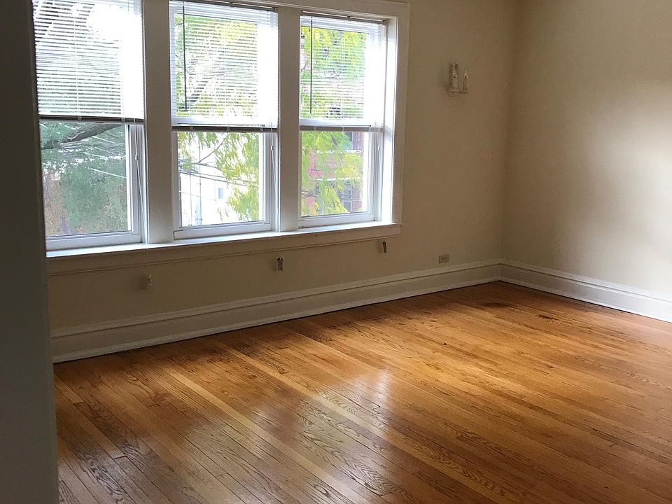 Larger bedroom.
