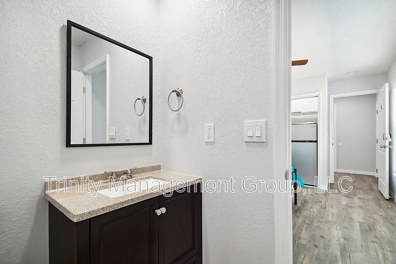 1st image of 1051 Dogwood Dr Room 2