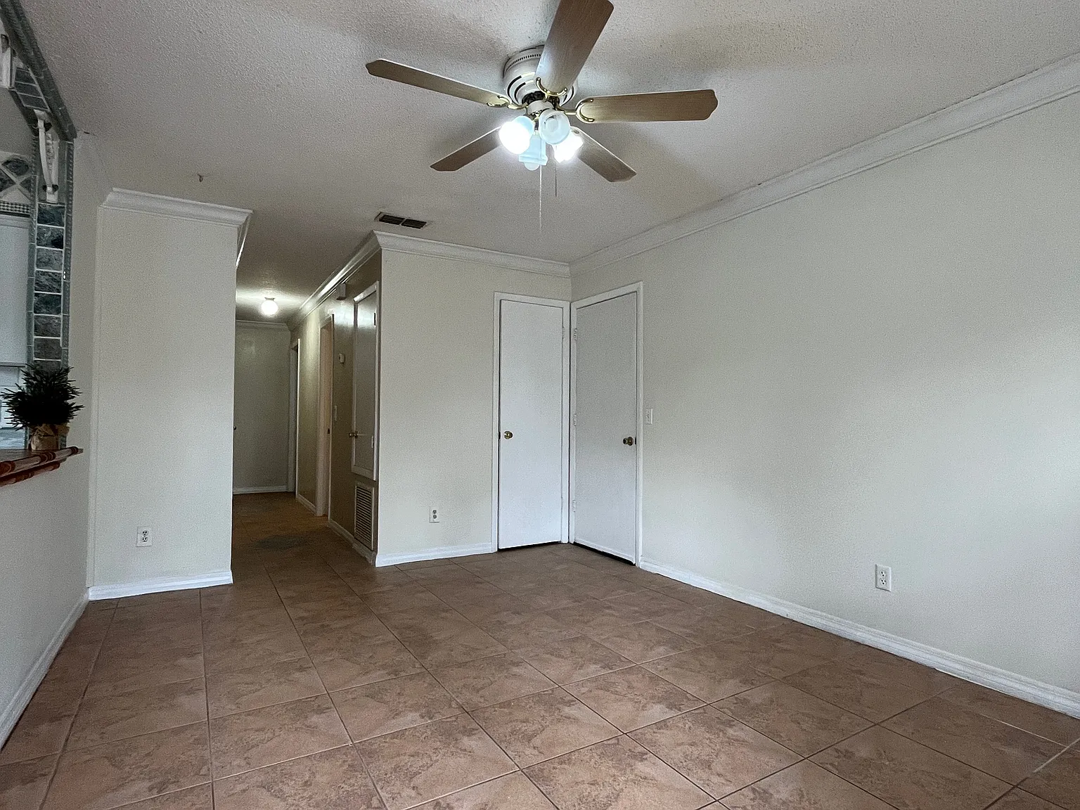 3 bed, 1060 sqft, $1,850 — Photo 2