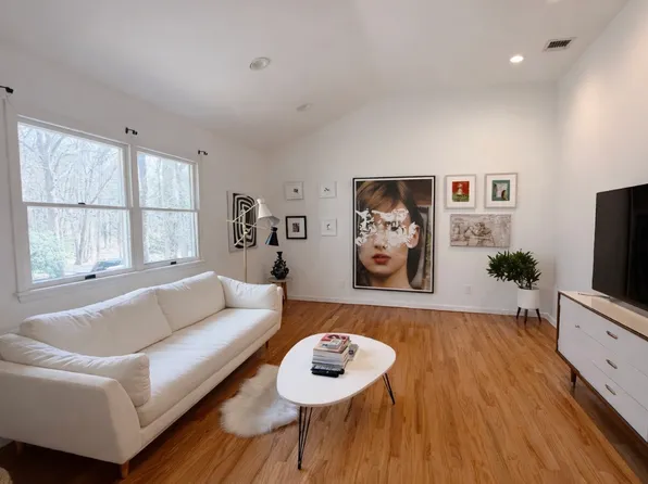 (undisclosed Address), Locust Valley, NY 11560