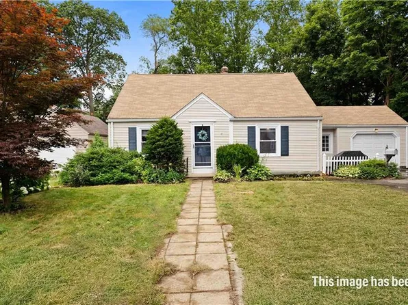 74 Algonquin Rd, Rumford, RI 02916