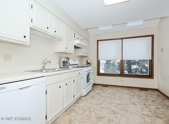 4th image of 440 W Ivy Ln #2B