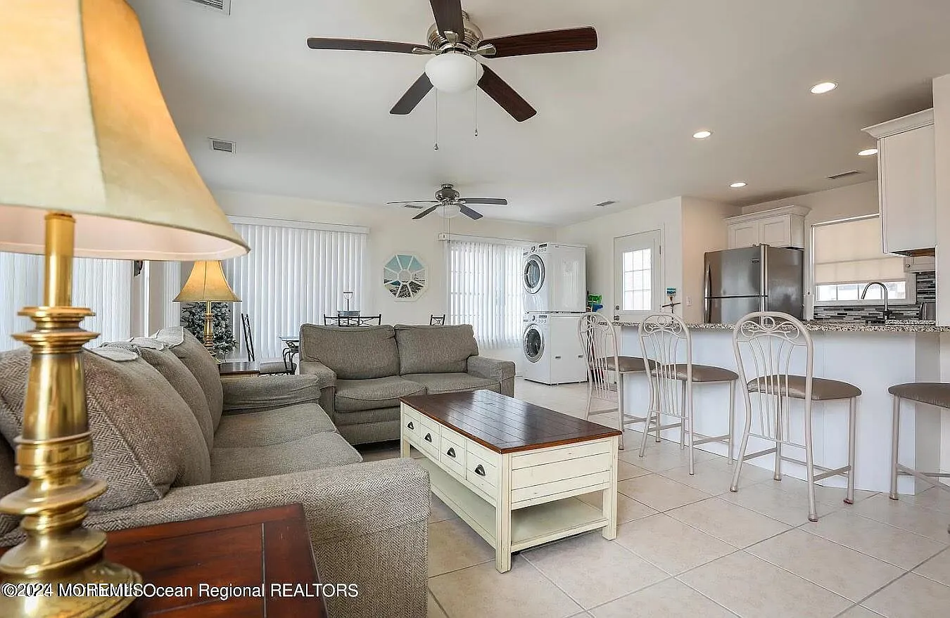 2 bed, 738 sqft, $3,000 — Photo 1