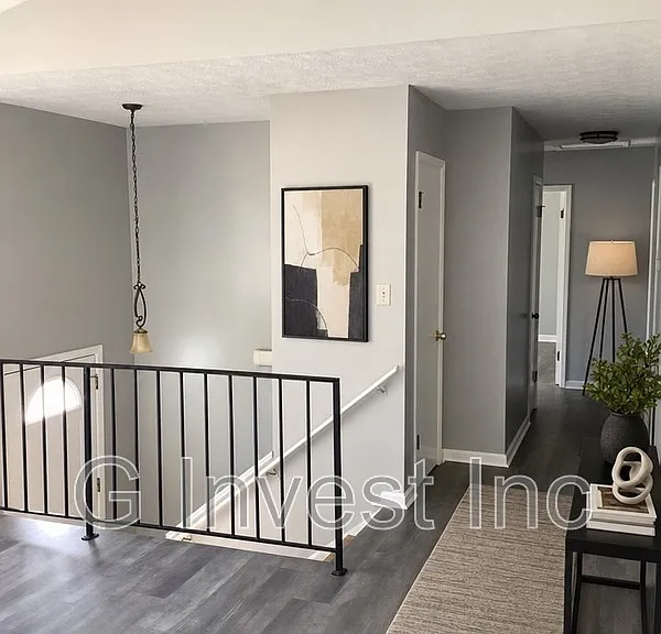 2825 Foxhall Ln N — Photo 3