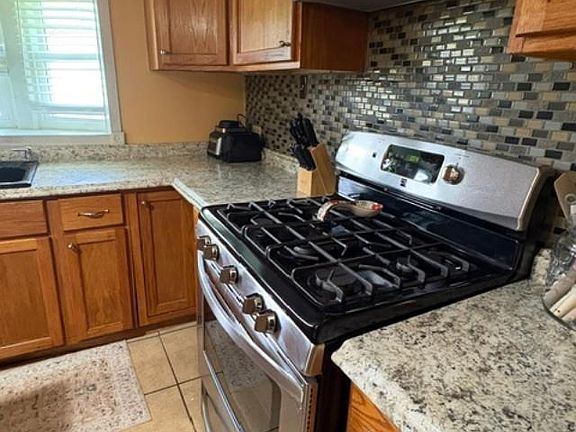 4th image of 1112 E Avenue H St