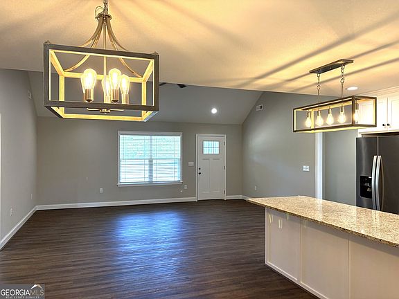 4th image of 221 Buckingham Parc Cir
