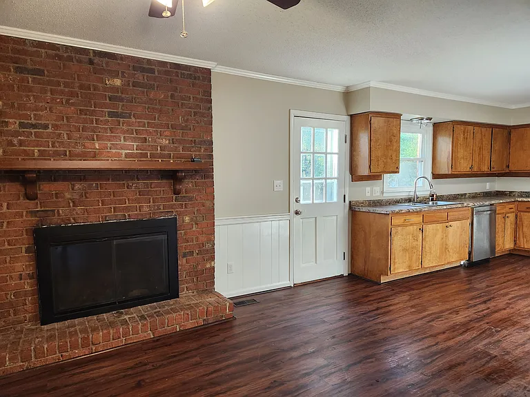 211 Avalon Ln — Photo 6