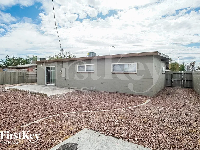 5060 Newton Dr — Photo 15