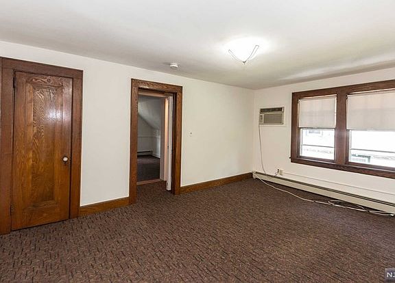 4th image of 45 Mill St