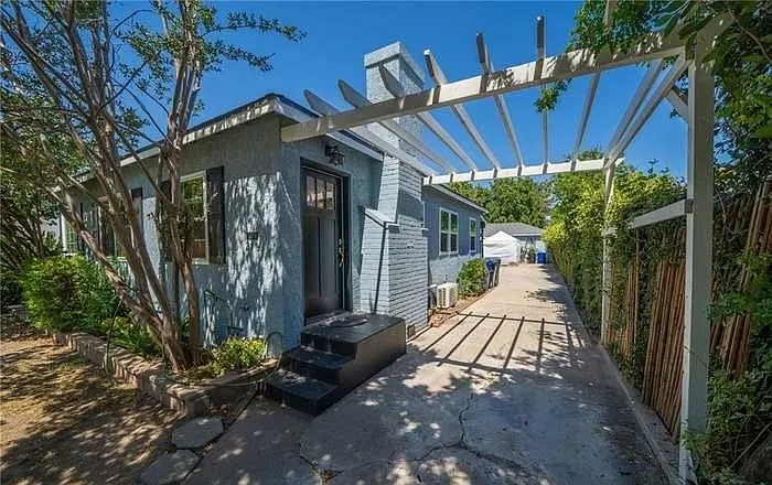 280 S Santa Anita Ave — Photo 3