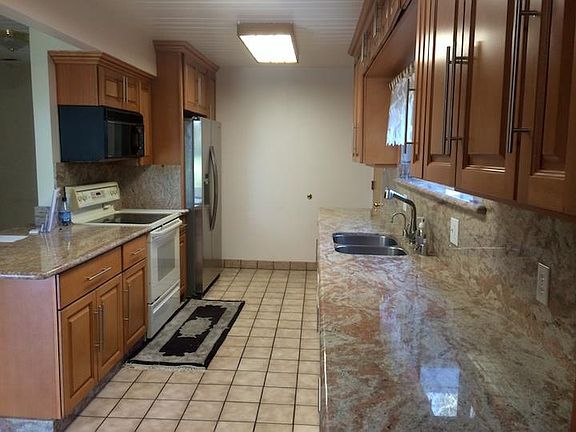 4th image of 674 Vanderbilt Dr