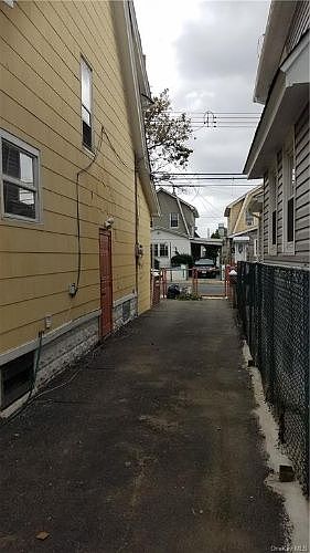 2nd image of 606 E 49th St