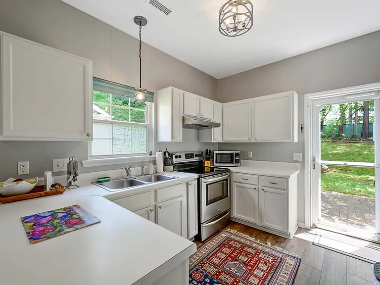 200 Highgate Cir — Photo 4