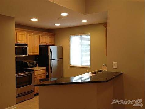 Gorgeous bright kitchen. Shows like new!
