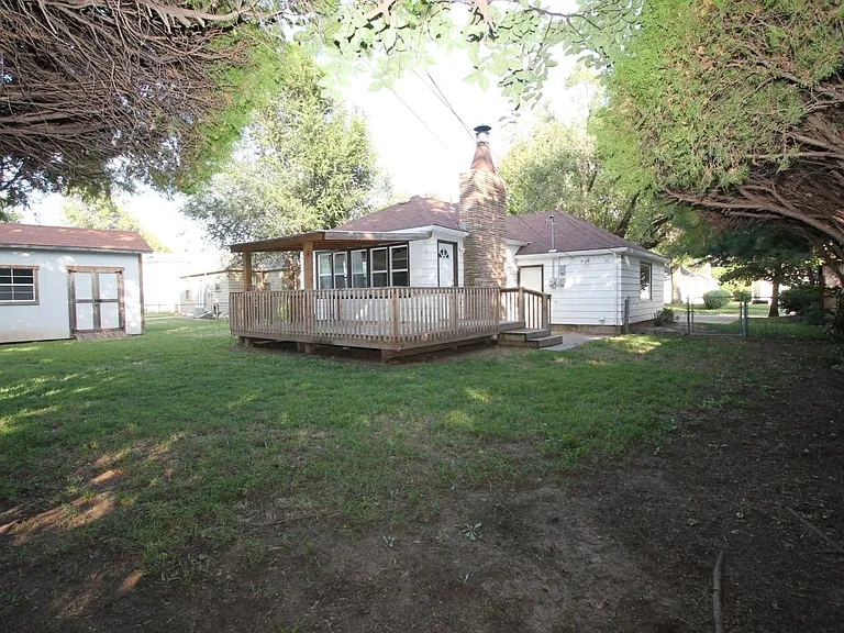 2242 E Aloma shed